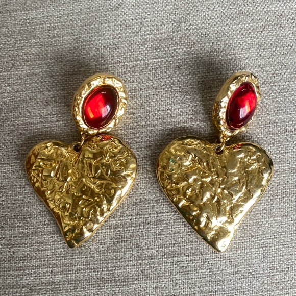 Stunning VINTAGE Runway Heart Cabochon Earrings - Hammered Gold Red Cabochon - Picture 2 of 5